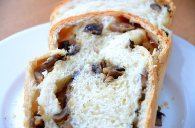 Lean bread with mushroom filling