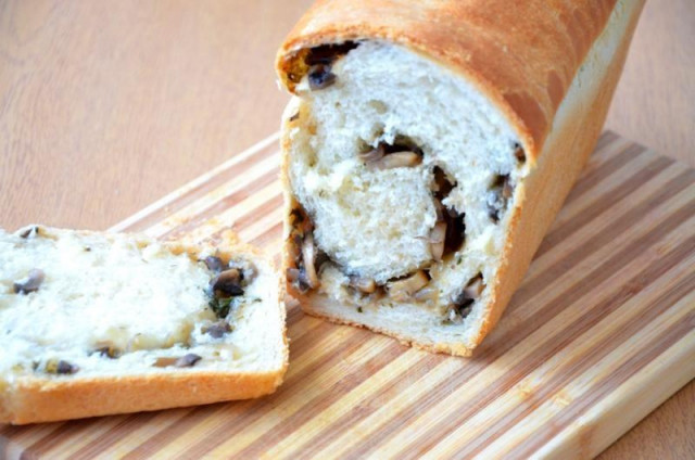 Lean bread with mushroom filling