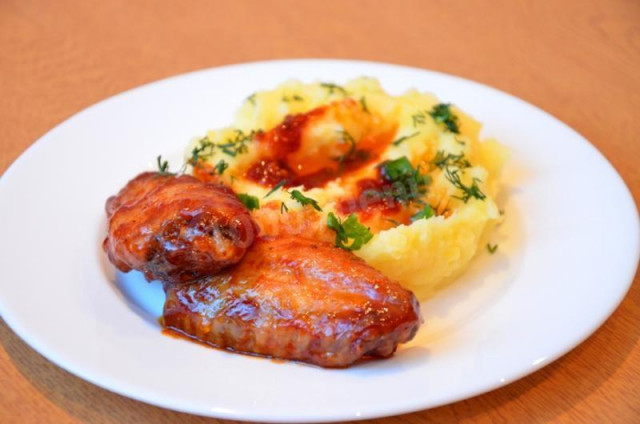 Chicken wings in honey glaze