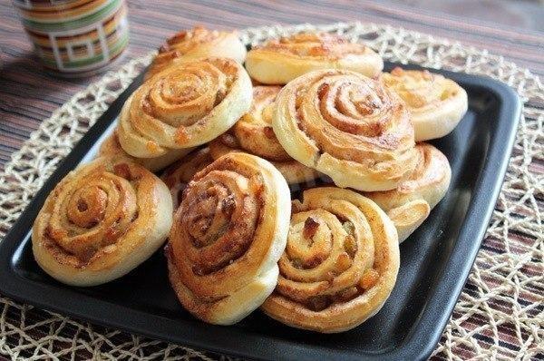 cinnamon buns, raisins and sugar curls