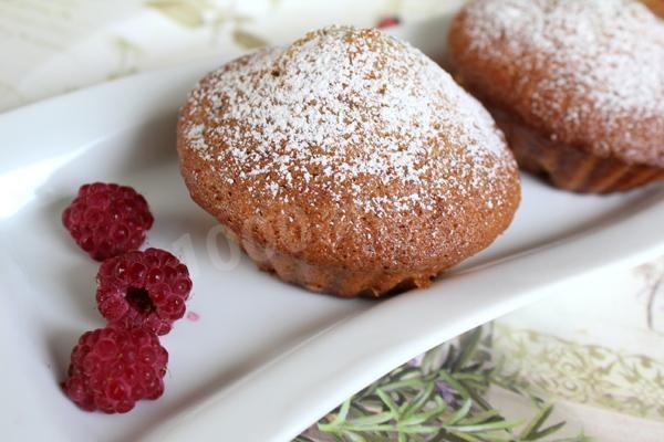 Banana cupcakes with raspberries, cinnamon and ginger