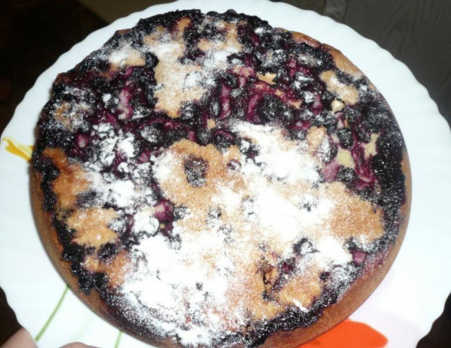 Simple berry pie with black currant