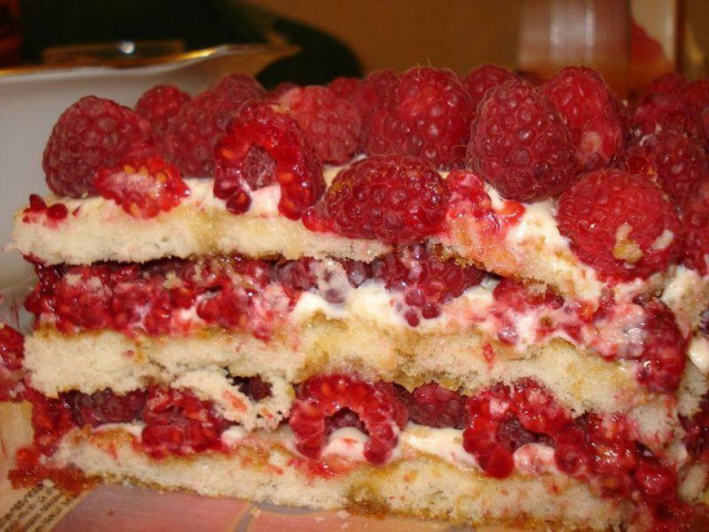 Cake with poppy seeds and fresh raspberries