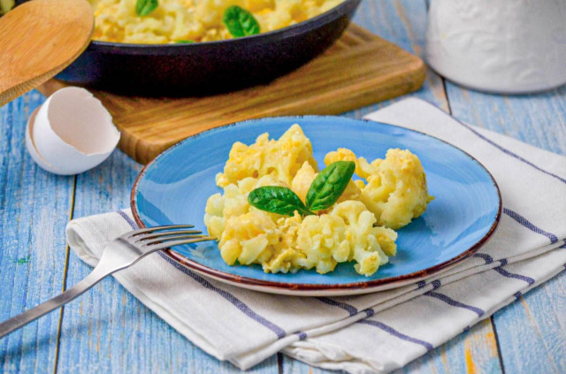 Cauliflower fried in a pan with egg