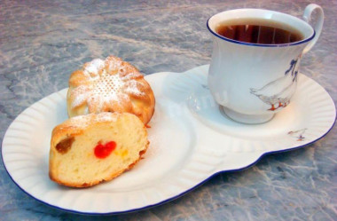 Sour cream muffins with dried fruits