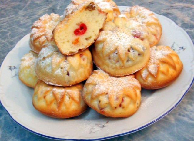 Sour cream muffins with dried fruits