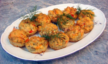 Muffins with bacon and bell pepper