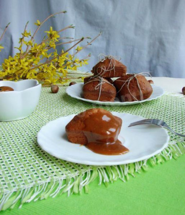 Caramel cupcakes with hazelnut praline