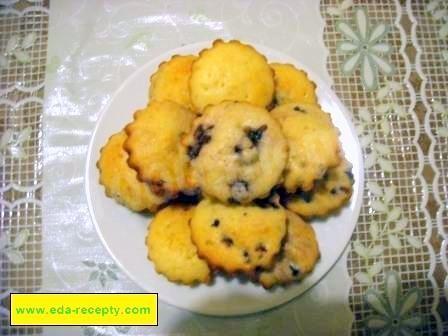 Mini cupcakes with blackberries