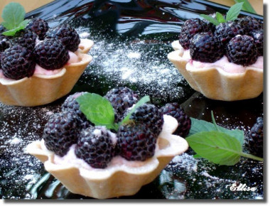 Pastry baskets from shortbread dough