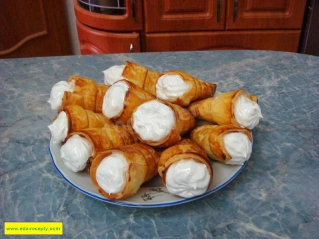 Puff pastry tube with cream