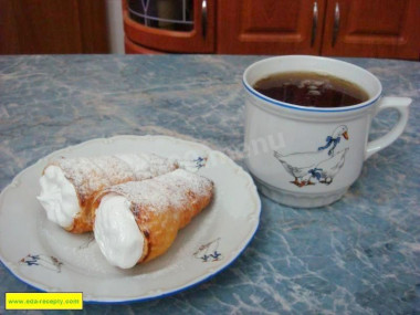 Puff pastry tube with cream