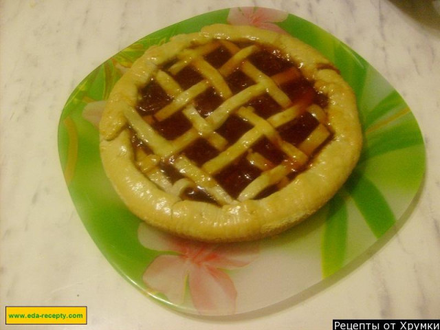 Shortbread pie with jam