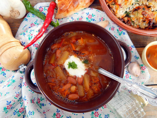 Soup with canned beans in tomato sauce