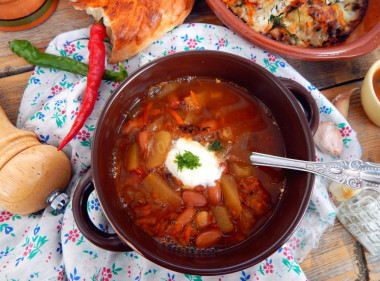 Soup with canned beans in tomato sauce