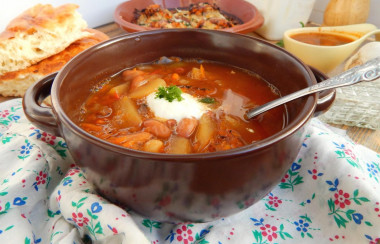 Soup with canned beans in tomato sauce