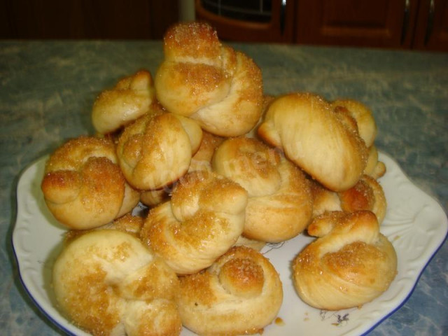 Honey buns with sugar from yeast dough