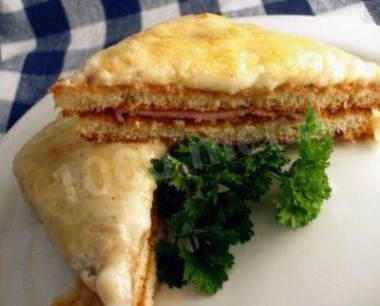 Hot sandwiches with egg and hard cheese