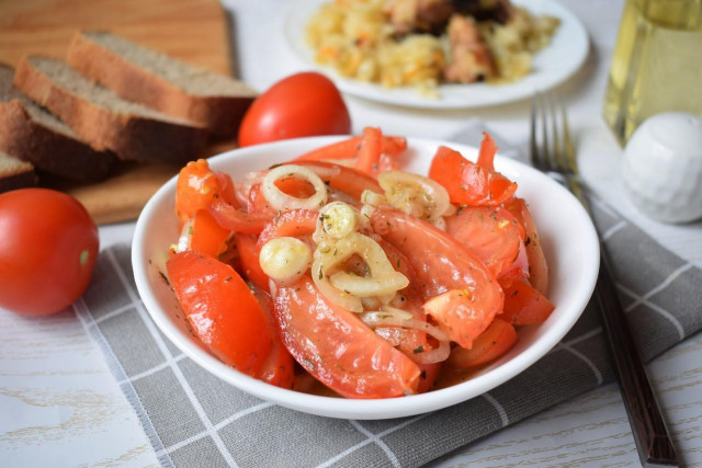 Tomato and onion pilaf salad