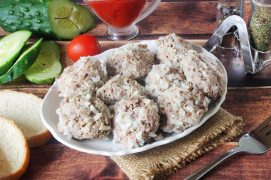 Minced hedgehogs in a saucepan