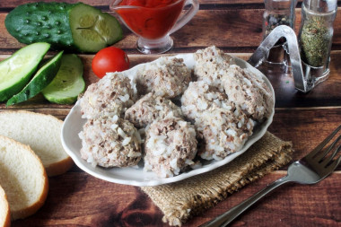 Minced hedgehogs in a saucepan