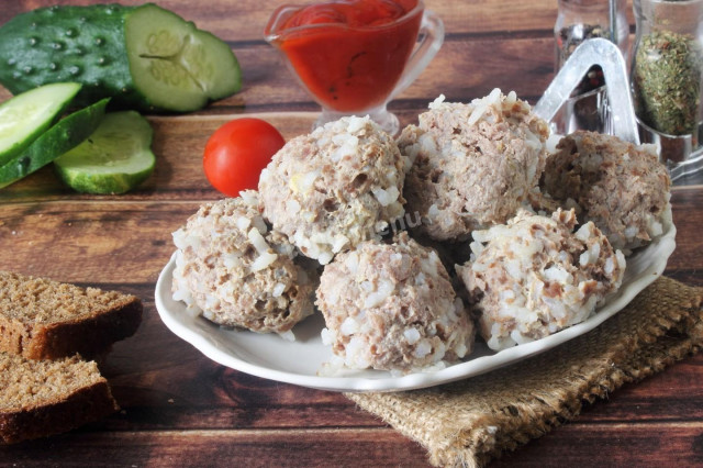 Minced hedgehogs in a saucepan