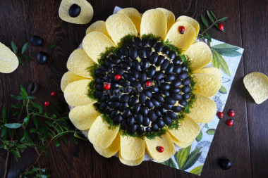 Sunflower salad classic with chips and chicken