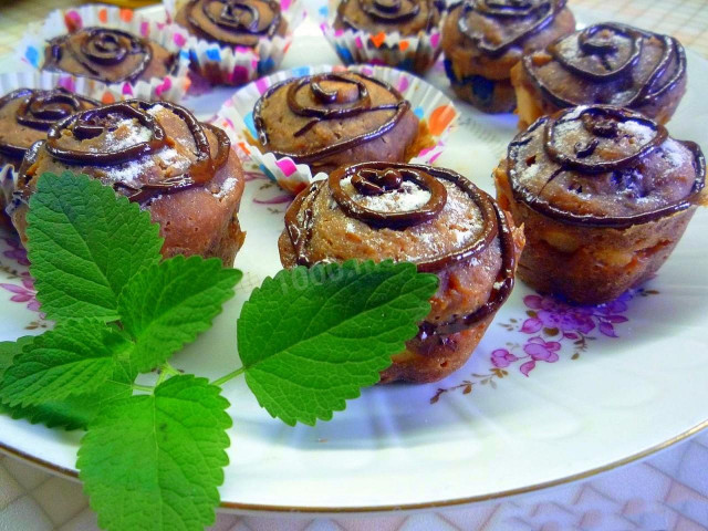 Muffins with apples, lemons and raisins