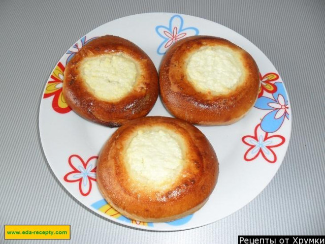 Cheesecakes with cottage cheese on dough with fresh yeast