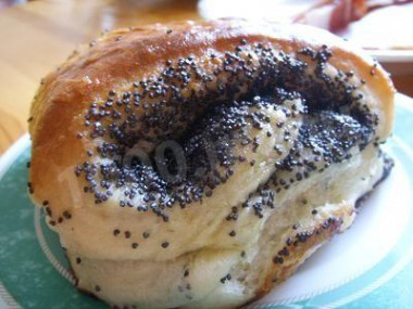 Yeast poppy seed buns