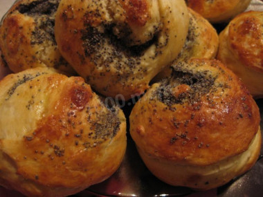 Yeast poppy seed buns