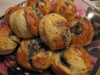 Yeast poppy seed buns