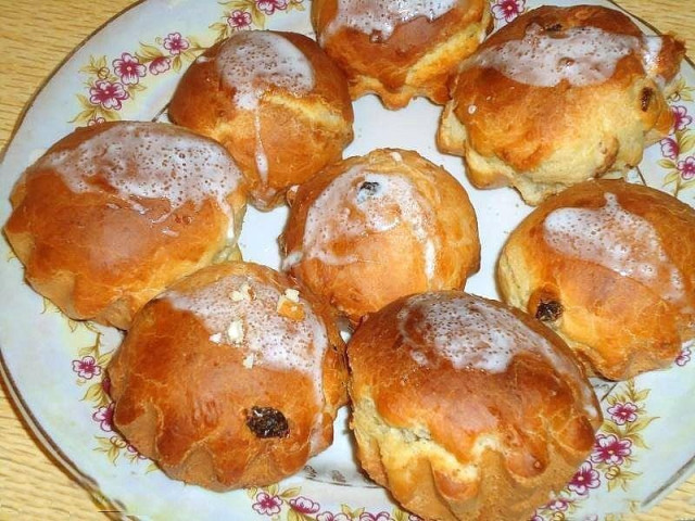 Yeast buns with pastry raisins