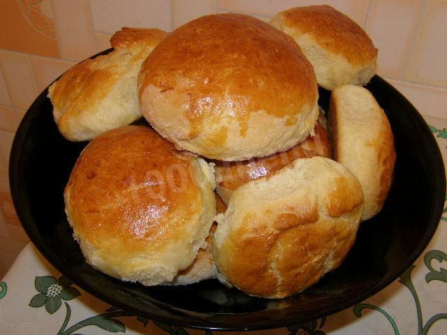 Sweet yeast buns with milk