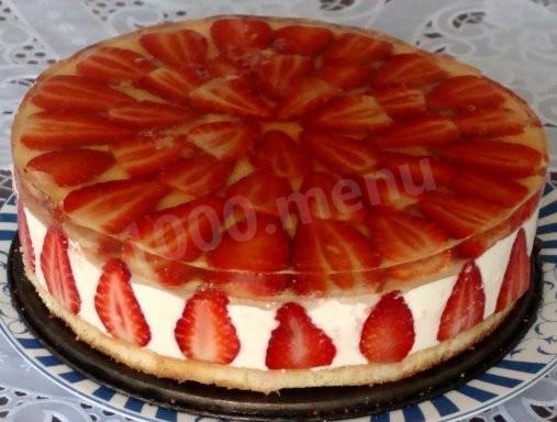 Strawberry mousse cake with champagne