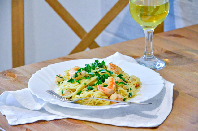 Spaghetti with shrimp in cream sauce