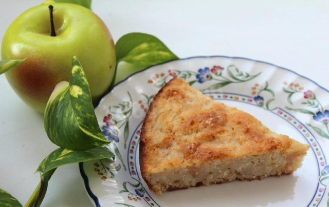 Apple pie with semolina and lemon