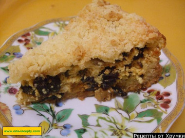 Cottage cheese pie with raisins and dried fruits