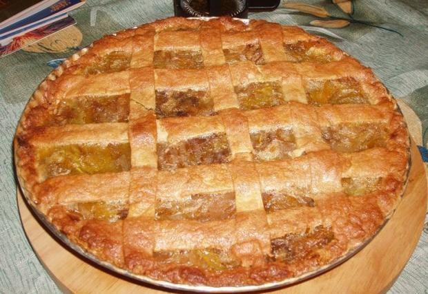 Pumpkin apple pie with sour cream and cinnamon