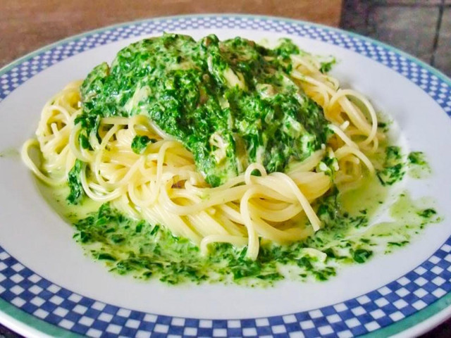 Pasta with spinach in cream sauce