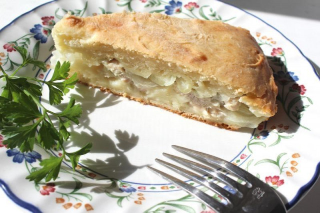 Hearty chicken pie and potatoes