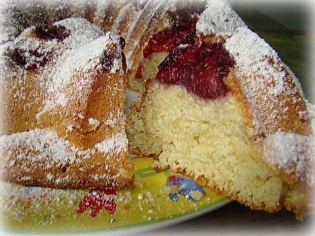 Sponge cake with cherries