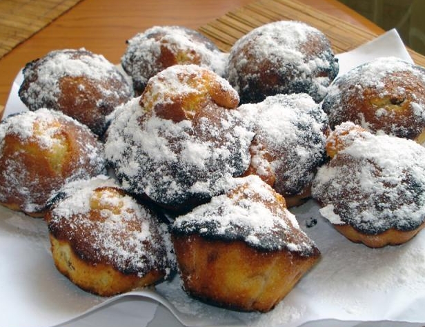 Cupcakes with raisins in molds