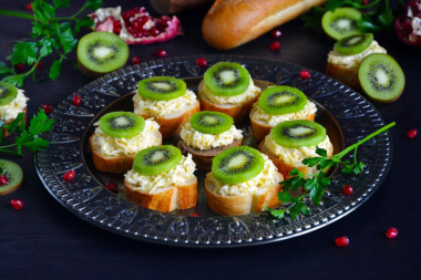 Sandwich with kiwi garlic and cheese