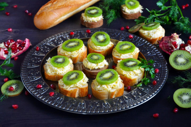 Sandwich with kiwi garlic and cheese