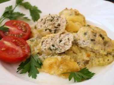 Zucchini casserole with grape leaves and chicken meat