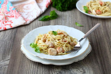 Spaghetti with seafood in cream sauce