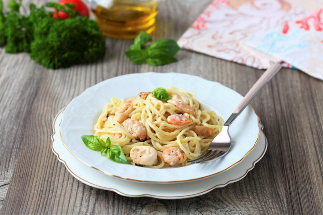 Spaghetti with seafood in cream sauce