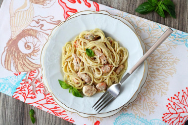 Spaghetti with seafood in cream sauce