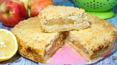 Lazy apple pie with sugar and lemon in the oven